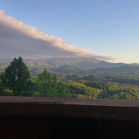 Yogi'S Den: Breathtaking Views! 3 Min To Dollywood, On 1 Acre! Villa Sevierville Bagian luar foto
