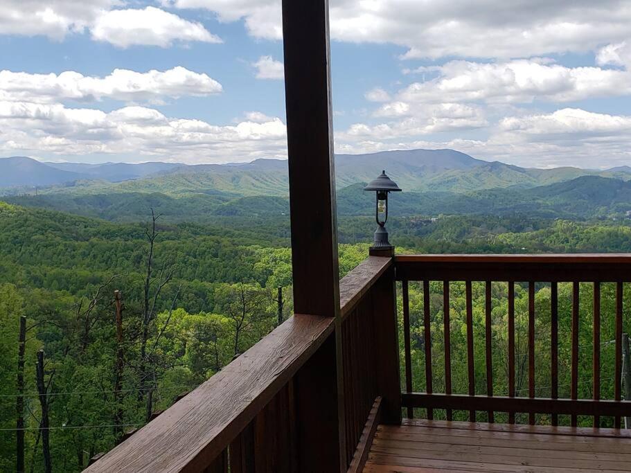 Yogi'S Den: Breathtaking Views! 3 Min To Dollywood, On 1 Acre! Villa Sevierville Bagian luar foto