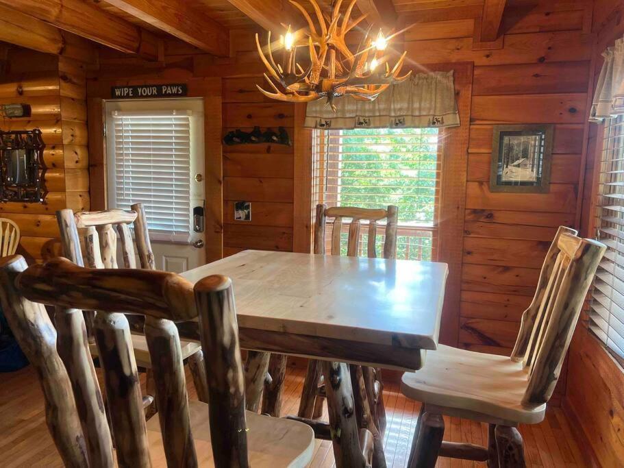 Yogi'S Den: Breathtaking Views! 3 Min To Dollywood, On 1 Acre! Villa Sevierville Bagian luar foto
