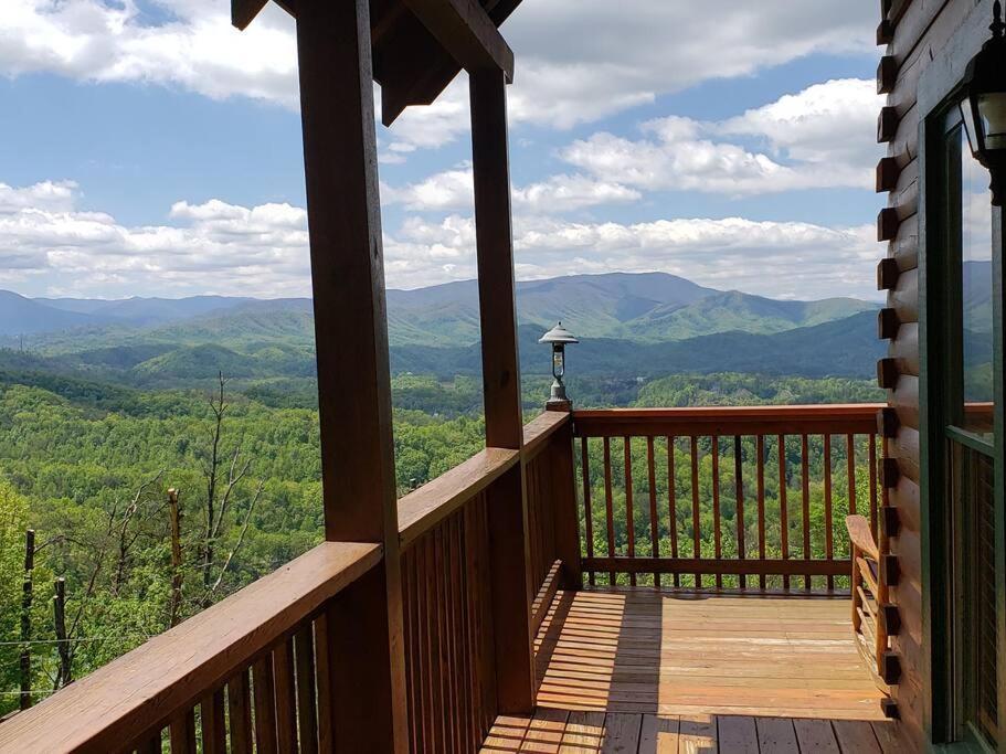 Yogi'S Den: Breathtaking Views! 3 Min To Dollywood, On 1 Acre! Villa Sevierville Bagian luar foto