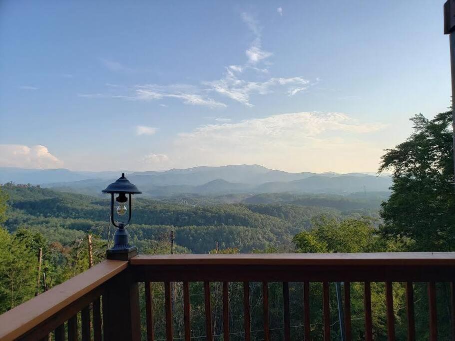 Yogi'S Den: Breathtaking Views! 3 Min To Dollywood, On 1 Acre! Villa Sevierville Bagian luar foto
