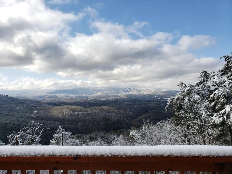 Yogi'S Den: Breathtaking Views! 3 Min To Dollywood, On 1 Acre! Villa Sevierville Bagian luar foto
