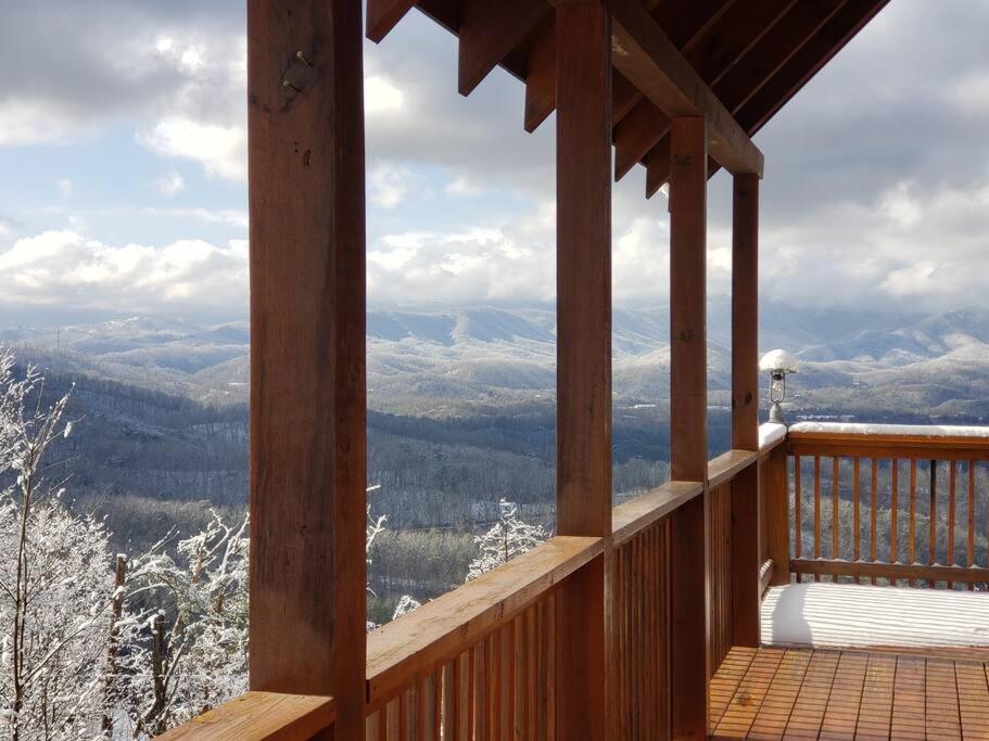 Yogi'S Den: Breathtaking Views! 3 Min To Dollywood, On 1 Acre! Villa Sevierville Bagian luar foto
