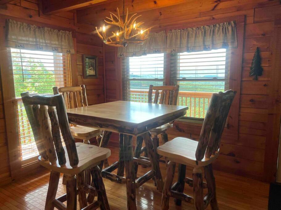 Yogi'S Den: Breathtaking Views! 3 Min To Dollywood, On 1 Acre! Villa Sevierville Bagian luar foto
