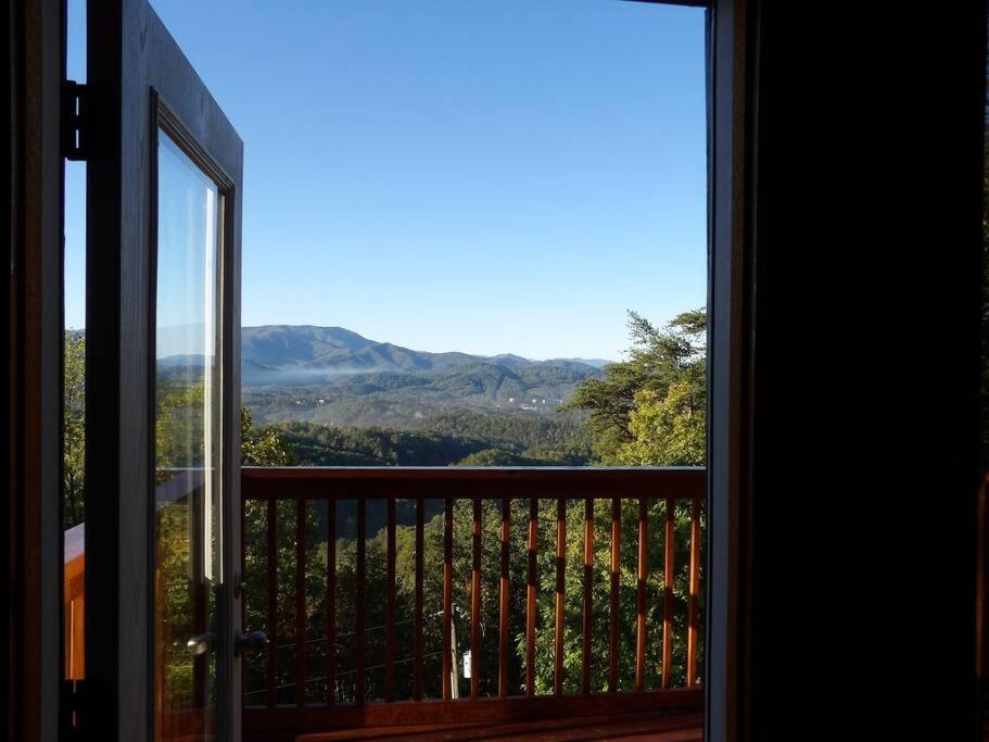 Yogi'S Den: Breathtaking Views! 3 Min To Dollywood, On 1 Acre! Villa Sevierville Bagian luar foto
