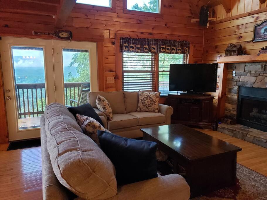 Yogi'S Den: Breathtaking Views! 3 Min To Dollywood, On 1 Acre! Villa Sevierville Bagian luar foto