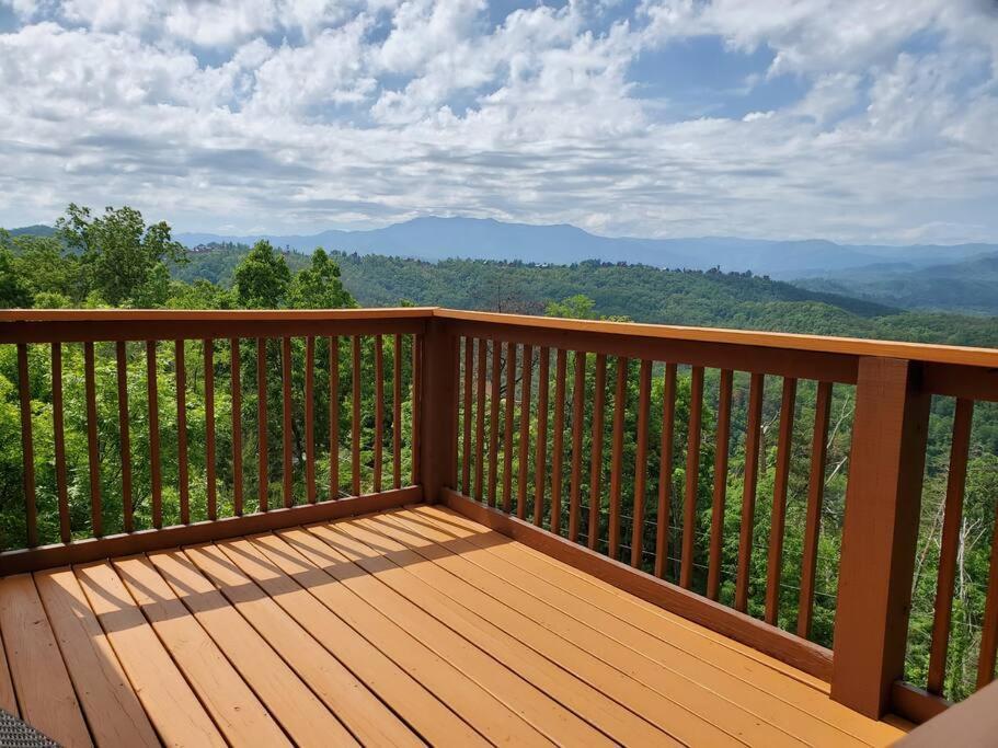 Yogi'S Den: Breathtaking Views! 3 Min To Dollywood, On 1 Acre! Villa Sevierville Bagian luar foto