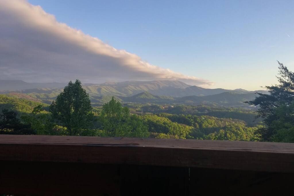 Yogi'S Den: Breathtaking Views! 3 Min To Dollywood, On 1 Acre! Villa Sevierville Bagian luar foto