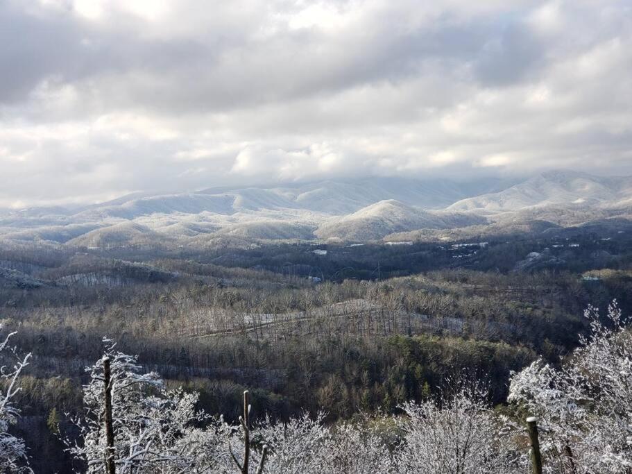 Yogi'S Den: Breathtaking Views! 3 Min To Dollywood, On 1 Acre! Villa Sevierville Bagian luar foto